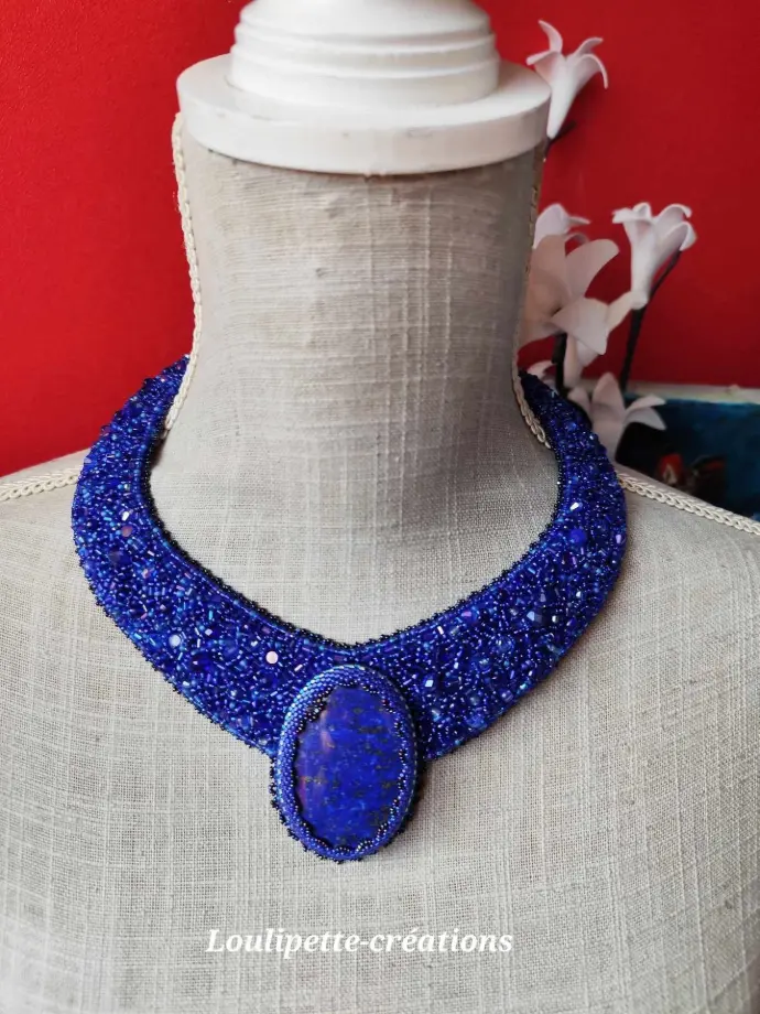 Collier plastron lapis-lazuli