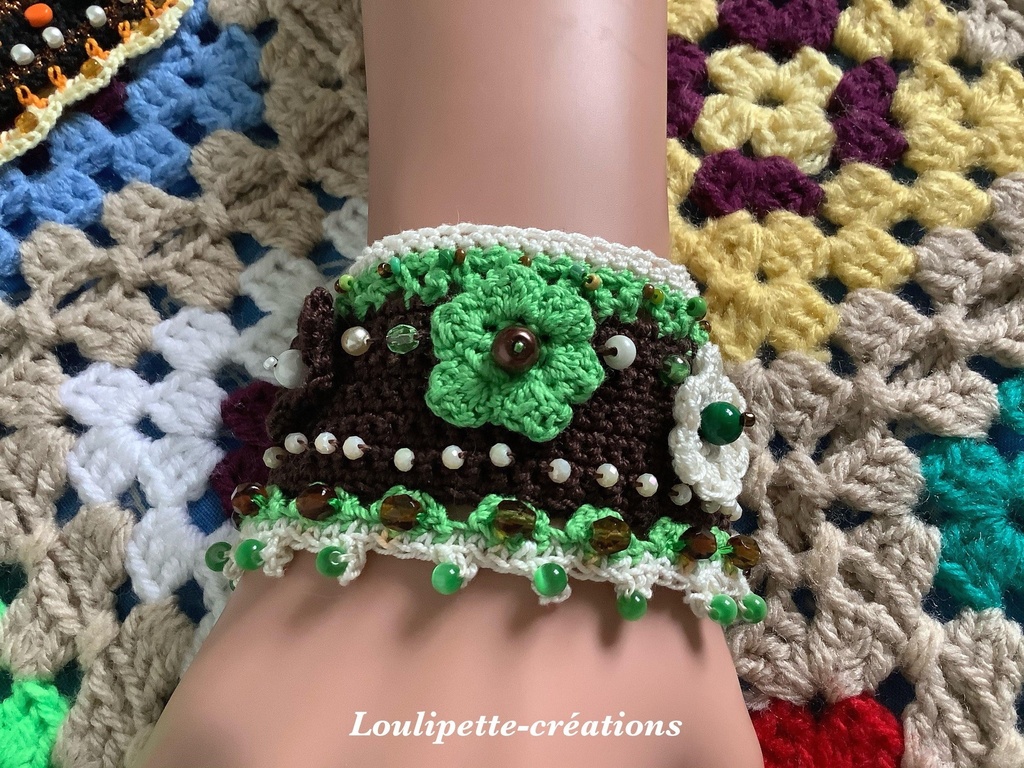 Bracelet en broderie de perles et crochets marron