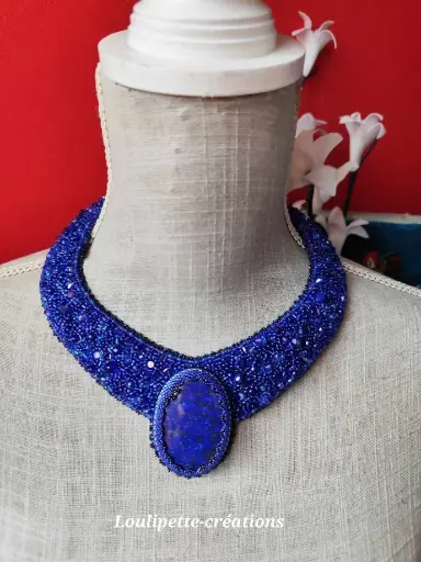 Collier plastron lapis-lazuli