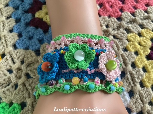 Bracelet broderie de perles et crochet bleu