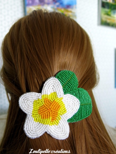 Barrette brodée fleur de frangipanier